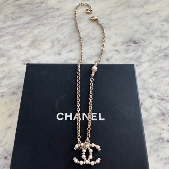 Authentic Chanel Faux Pearl Embellished CC Logo Necklace Gold Chain With Box - Picture 2 of 9